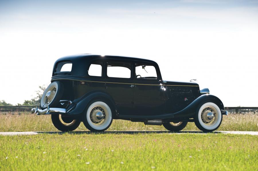 Ford DeLuxe Fordor Sedan 1933 года  (фото 16 из 17)